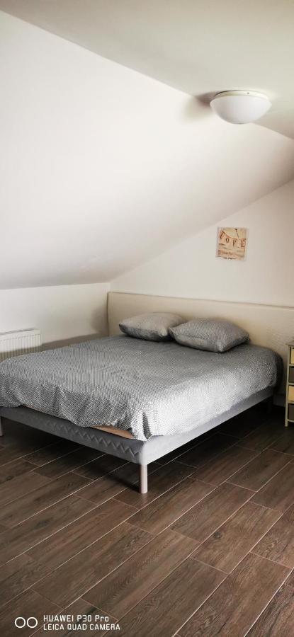Luca'S Home Orsova Luaran gambar